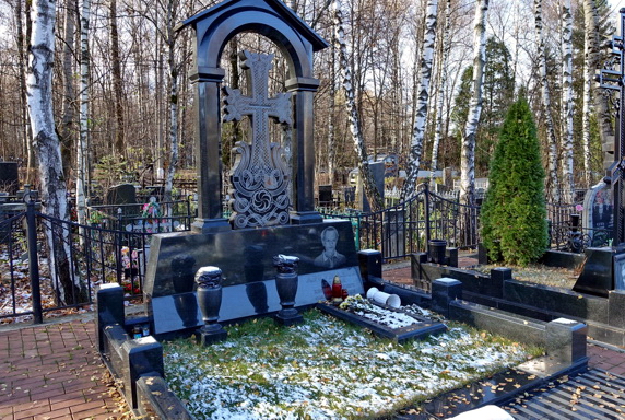 Православный крест под полукруглым сводом арки